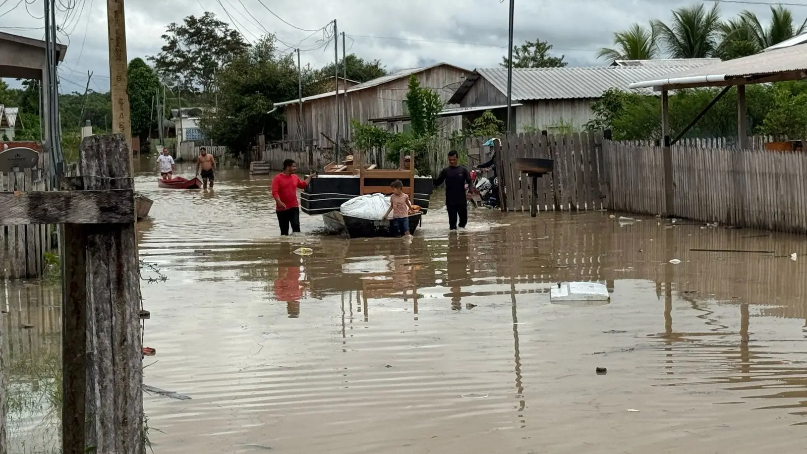 Cheia do Rio Envira: águas invadem bairros de Feijó e deixam famílias desabrigadas