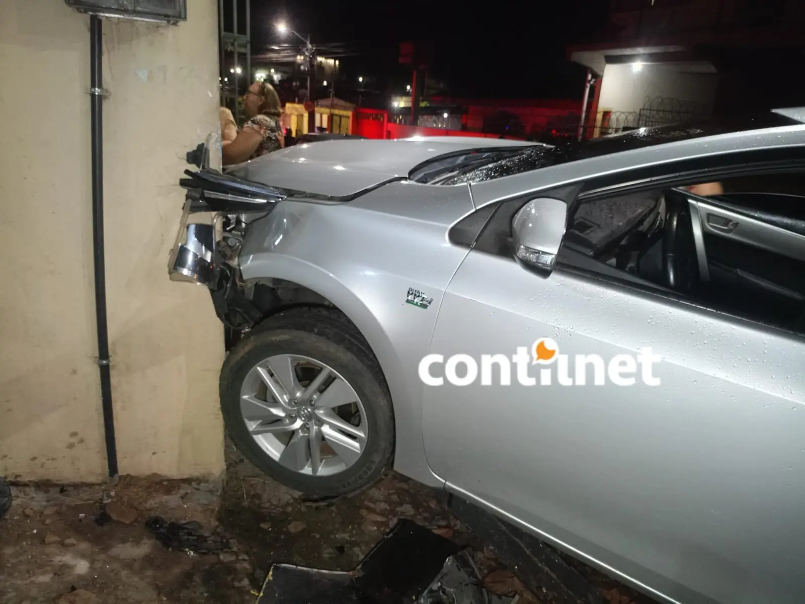Colisão violenta entre veículos faz carro ser arremessado para fachada de comércio em Rio Branco