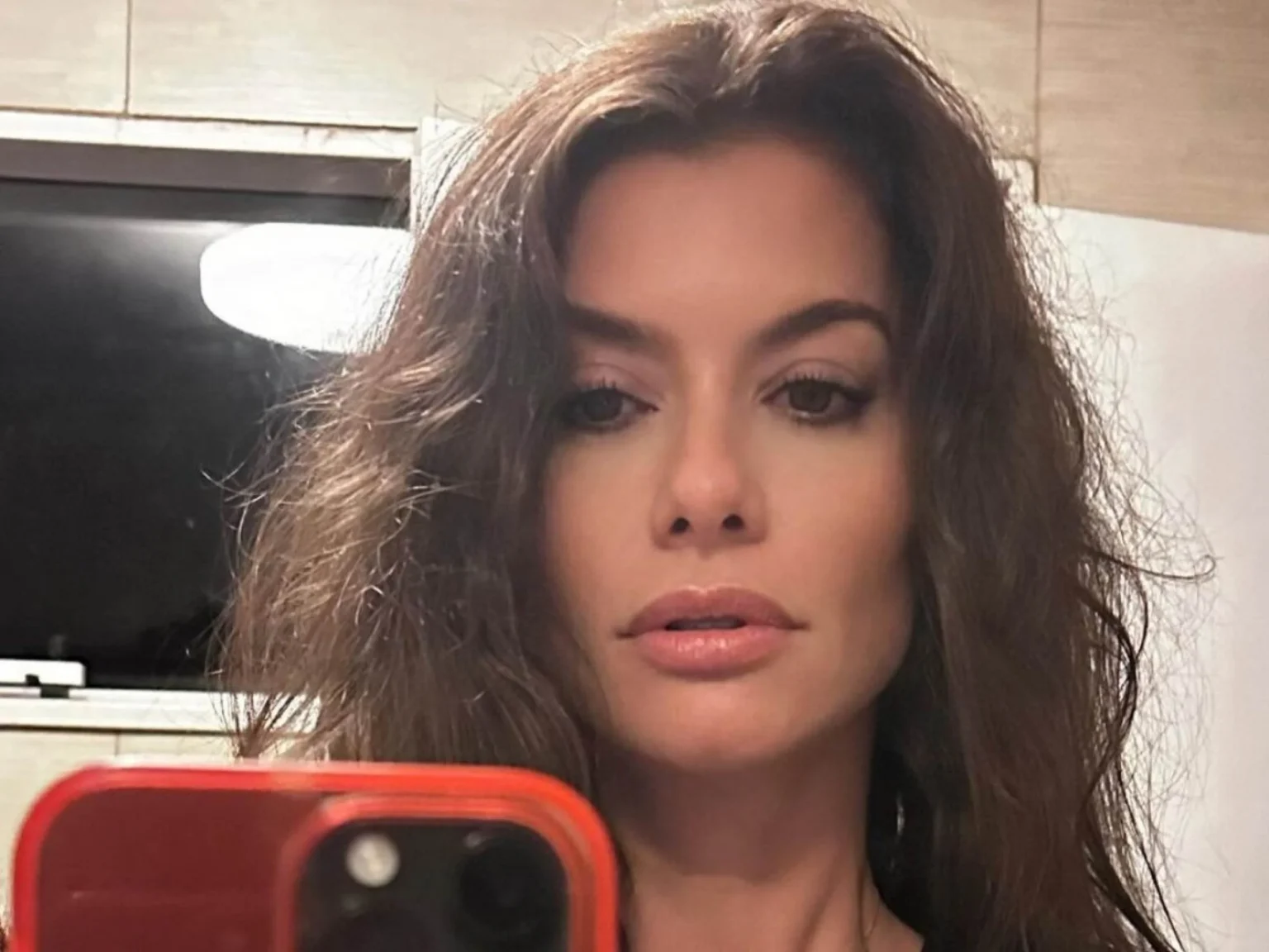 Em ensaio artístico e sensual, Alinne Moraes posa nua e impressiona fãs