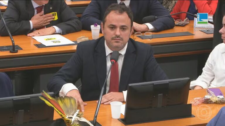 Deputado Glauber Braga passa a noite no chão da Câmara após anunciar greve de fome