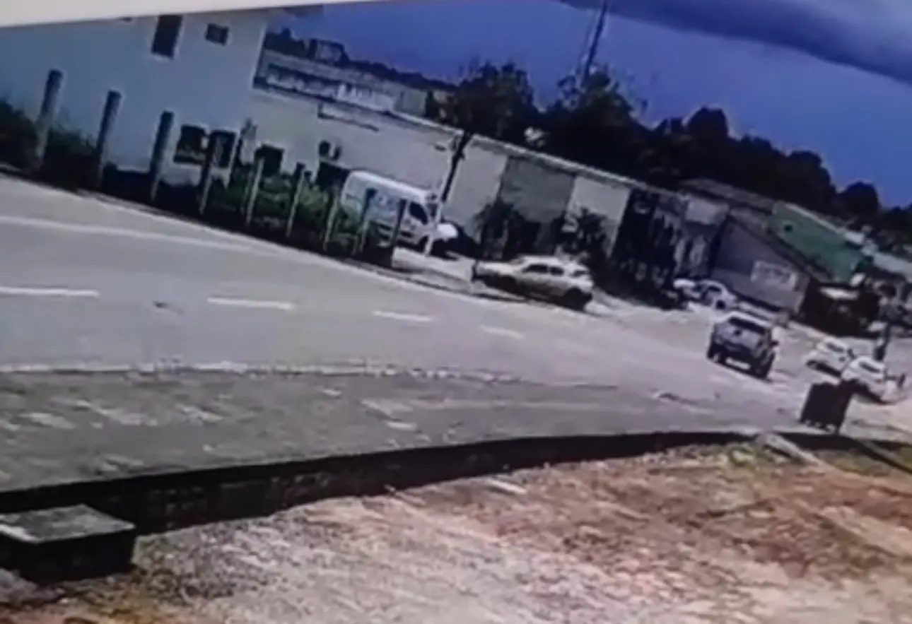 Vídeo mostra carros colidindo próximo a hospital no Acre após um deles invadir preferencial