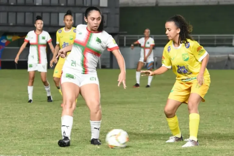 Galvez contrata Lorena, Monique e Lohanna e trabalha visando a estreia em casa