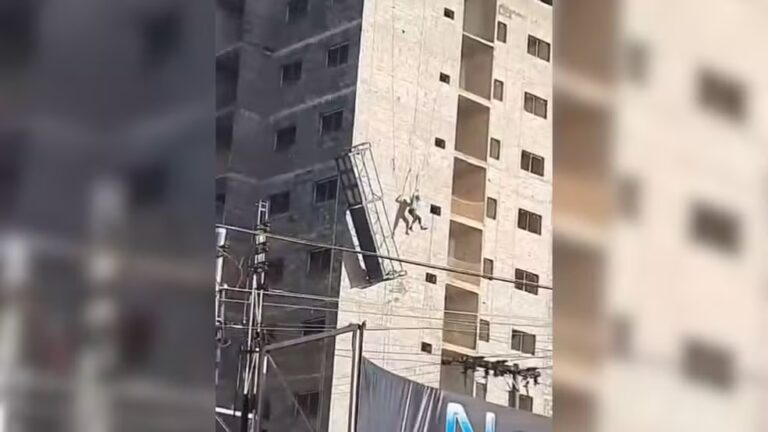 Trabalhador fica pendurado em corda após andaime ceder em prédio em construção