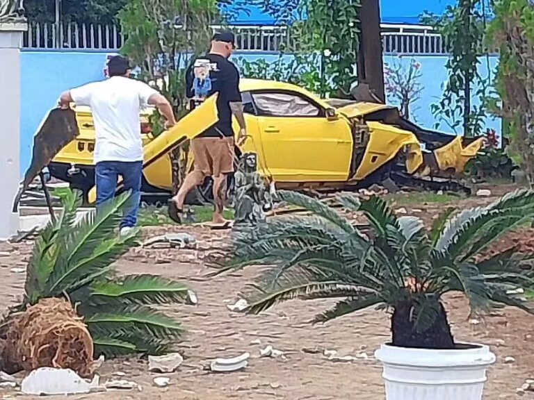 Camaro destrói parte de capela e motorista foge