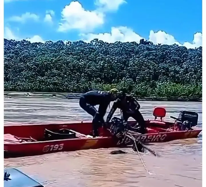 Bombeiros resgatam embarcações submersas após naufrágio em rio no interior do Acre