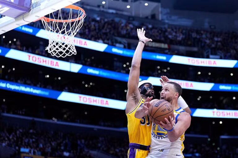 Com finta desconcertante em Doncic e cesta de costas, Curry comanda vitória dos Warriors sobre os Lakers