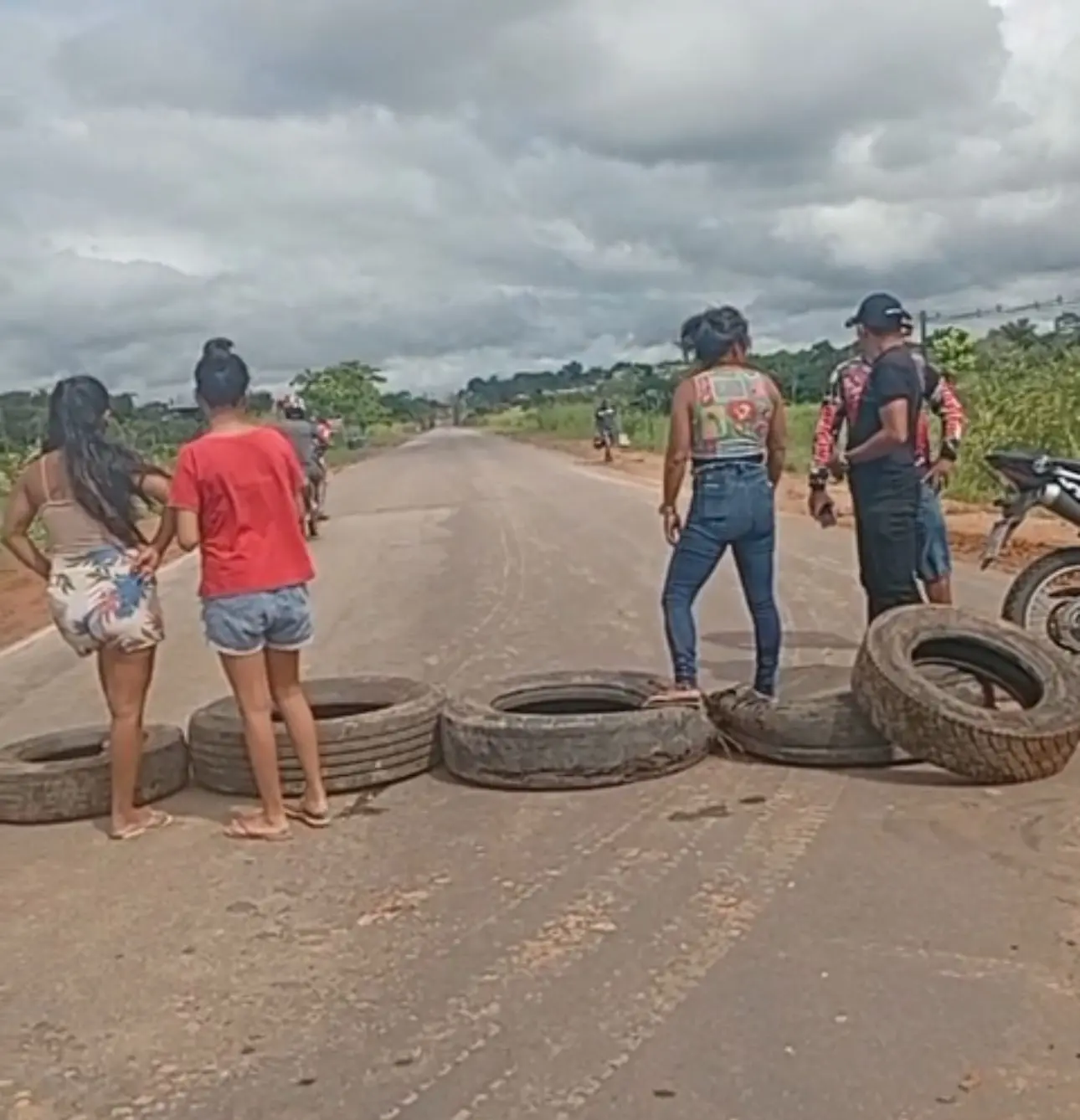 Moradores fecham BR-364 em forma de protesto e impedem passagem de veículos; VÍDEO
