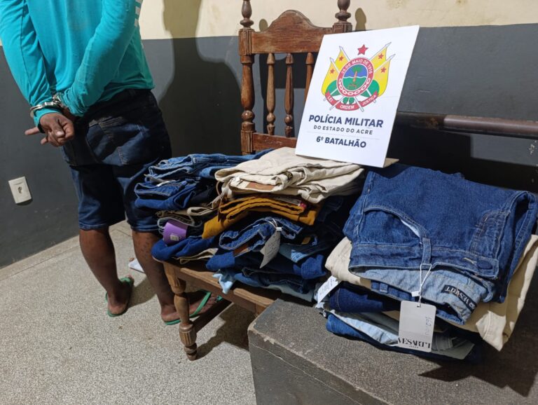Polícia Militar recupera roupas furtadas de loja no centro de Cruzeiro do Sul e prende criminoso