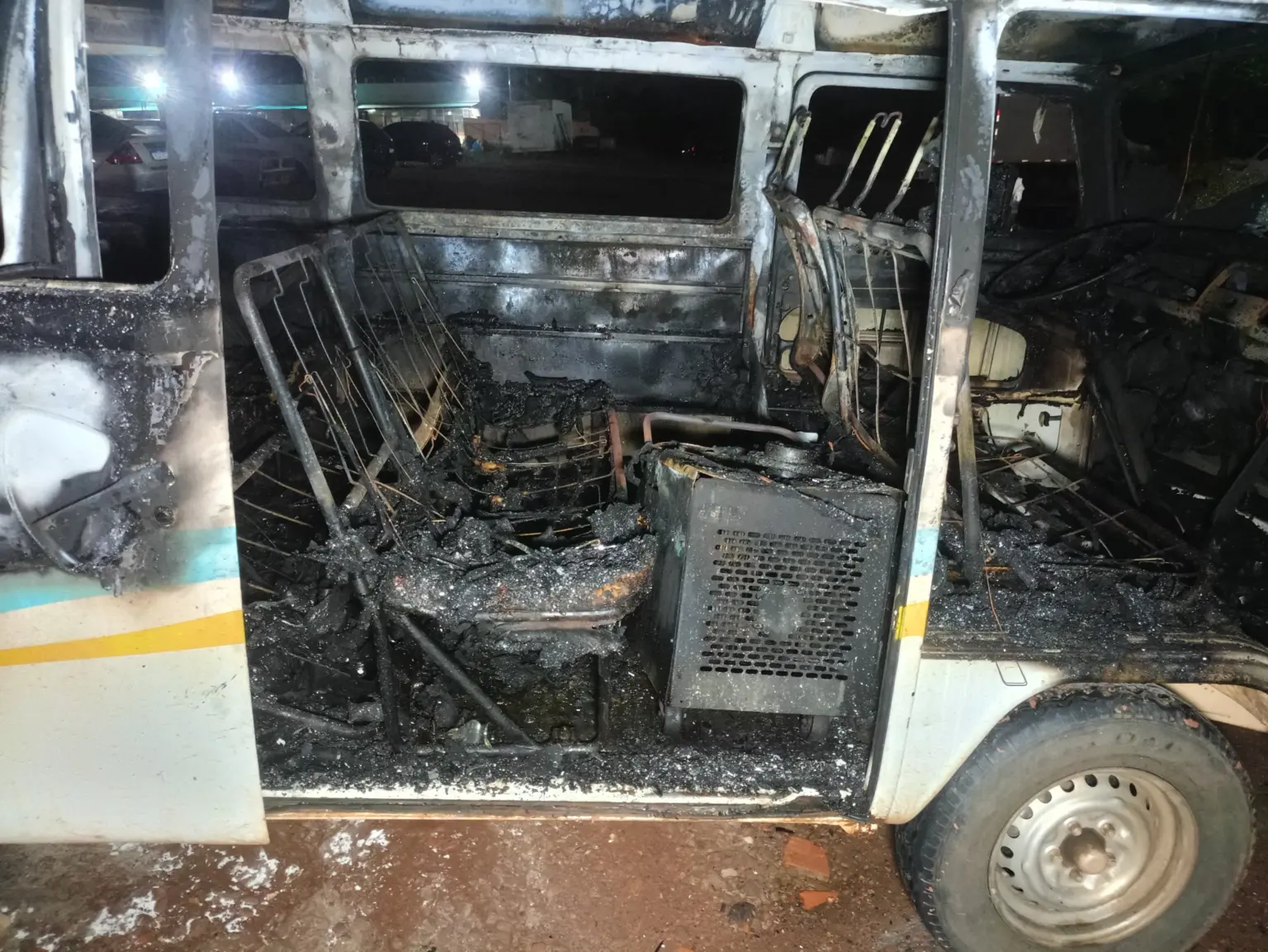 Incêndio destrói kombi em posto de combustíveis de Rio Branco, após ser abastecida
