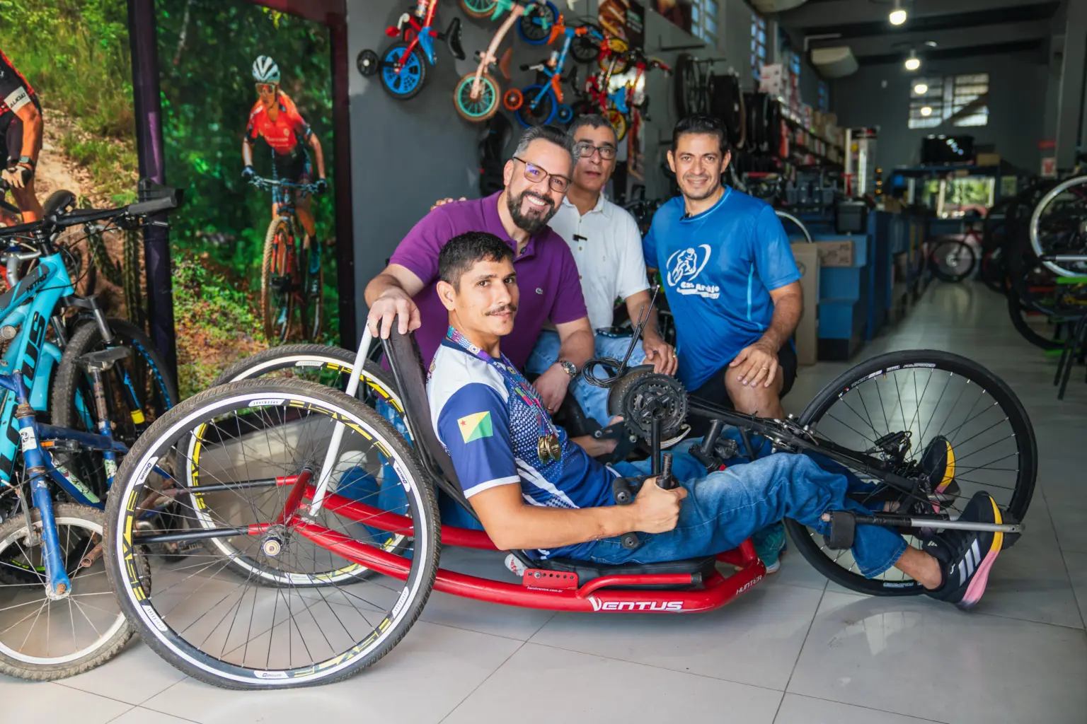 Paratleta acreano ganha bicicleta adaptada e realiza sonho com apoio de Alan Rick