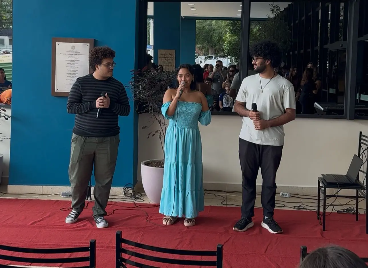 Estudantes emocionam público ao cantarem sucesso de Caetano Veloso na entrada da Aleac; VÍDEO
