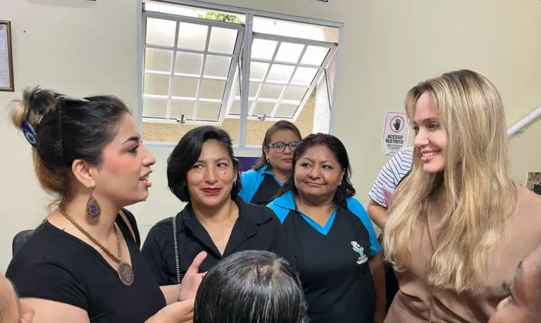 Atriz Angelina Jolie visita centro de imigrantes e refugiados em SP