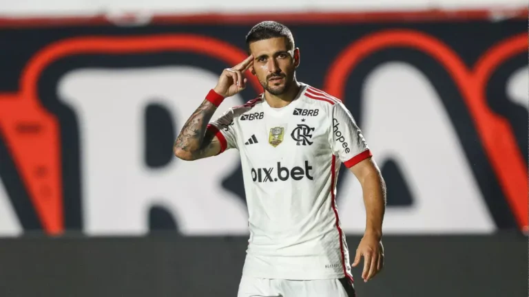 Arrascaeta se torna 2° maior artilheiro estrangeiro da história do Flamengo; veja lista