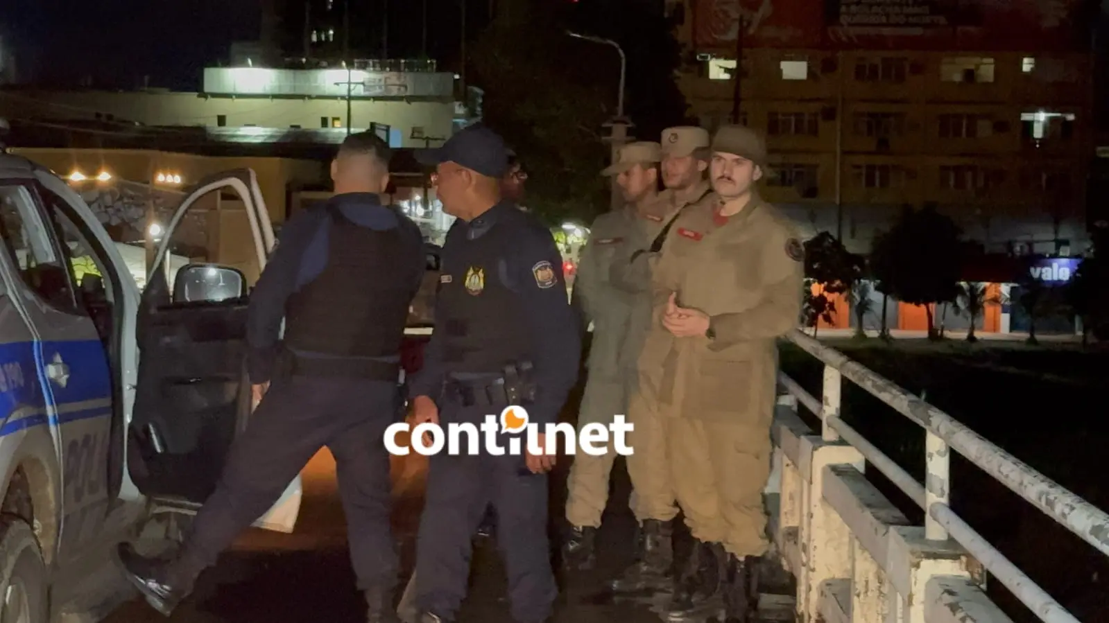 Bombeiros buscam homem que caiu no Rio Acre após ser baleado enquanto se segurava na Passarela
