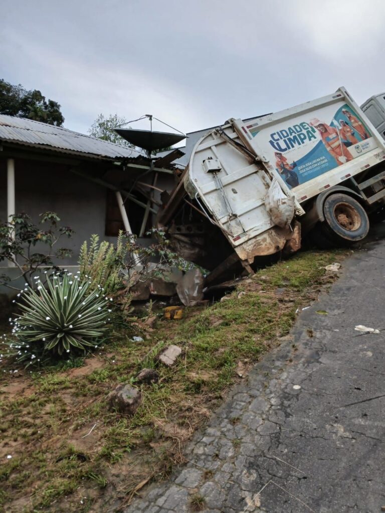 Caminhão de coleta de lixo atinge residência no Bairro São José em Cruzeiro do Sul