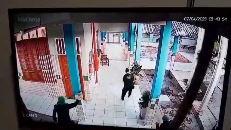 Vídeo mostra o momento em que criminosos invadem escola e trocam tiros com vigilante em Rio Branco