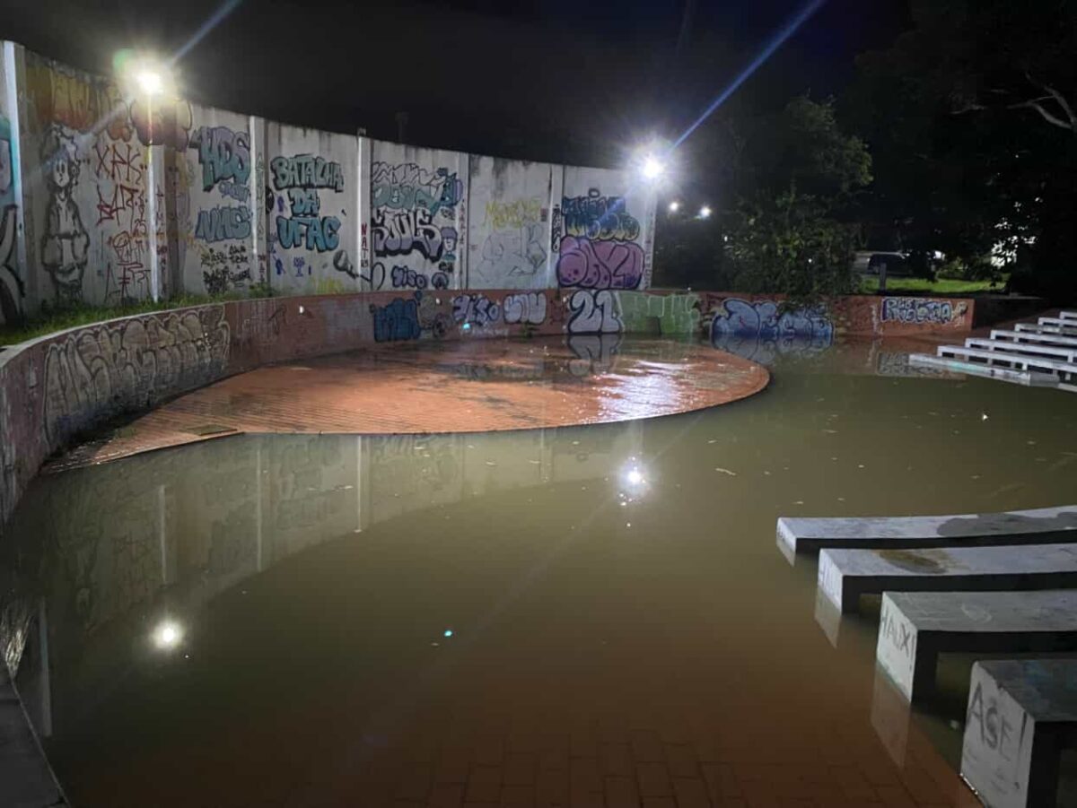 Estudantes denunciam abandono do Coliseu da UFAC após fortes chuvas: 'Alagado' Estudantes denunciam abandono do Coliseu da UFAC após fortes chuvas: ‘Alagado’