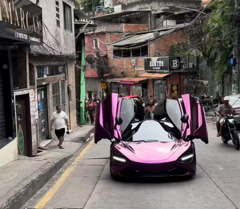 Filho de Deolane Bezerra causa polêmica ao circular de McLaren na Rocinha; vídeo