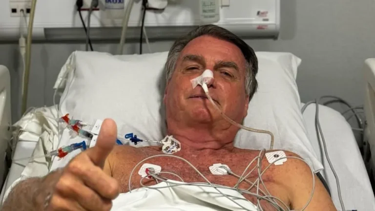 Bolsonaro segue estável e sem previsão de alta, dizem médicos
