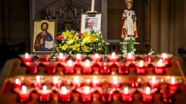 VÍDEO: As primeiras imagens do Papa Francisco falecido