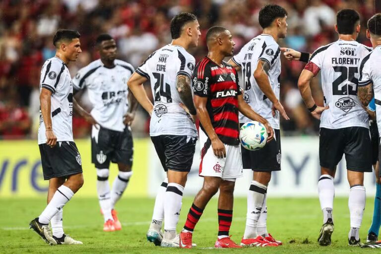 Em noite irreconhecível no Maracanã, Flamengo perde para Central Córdoba, estreante na Libertadores