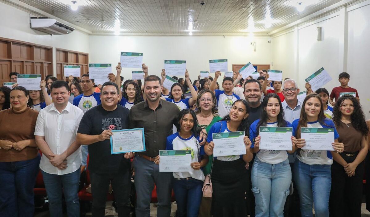 Em Brasiléia, Nicolau Jr entrega certificados para 100 alunos do curso de redação da Escola do Legislativo
