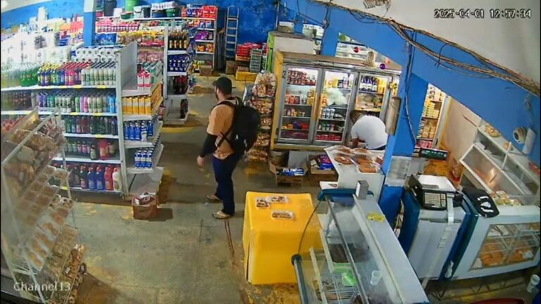Dupla furta chocolates e potes de manteiga em mercantil na capital acreana; veja o momento