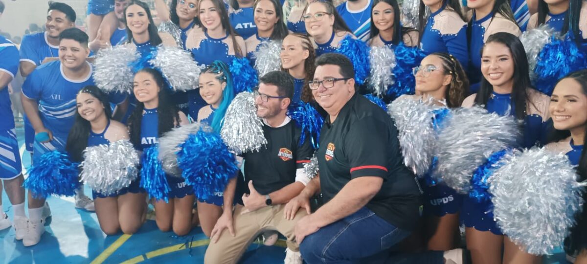 Gladson participa da abertura do Intermed em Brasiléia e anima público com dança ao lado de organizadores