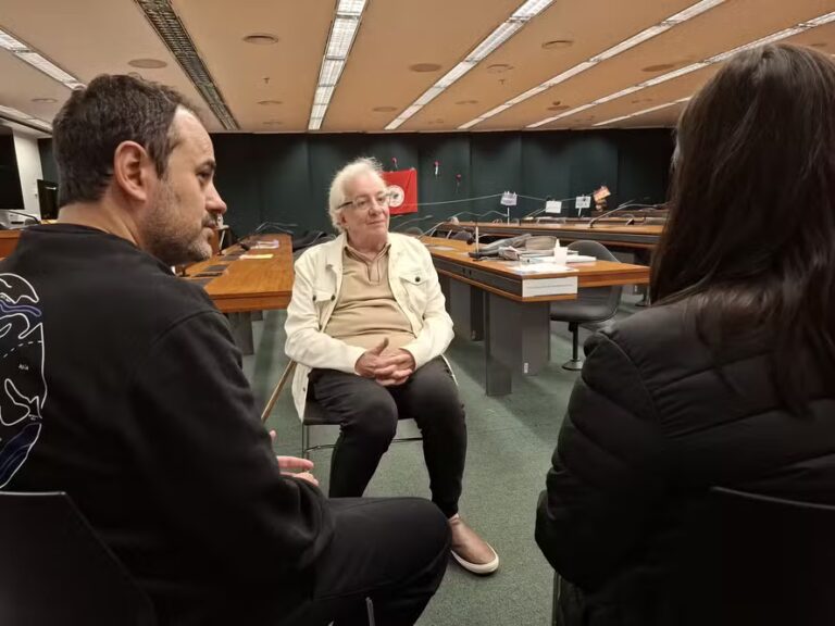 Glauber Braga passa de 100 horas em greve de fome na Câmara