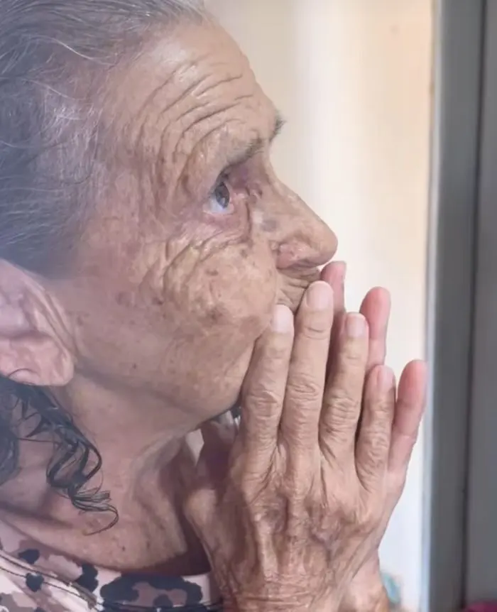 Idosa se emociona ao saber da morte do Papa Francisco e vídeo viraliza