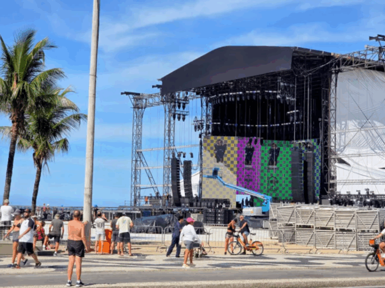 Montagem do palco de Lady Gaga chama atenção do público em Copacabana