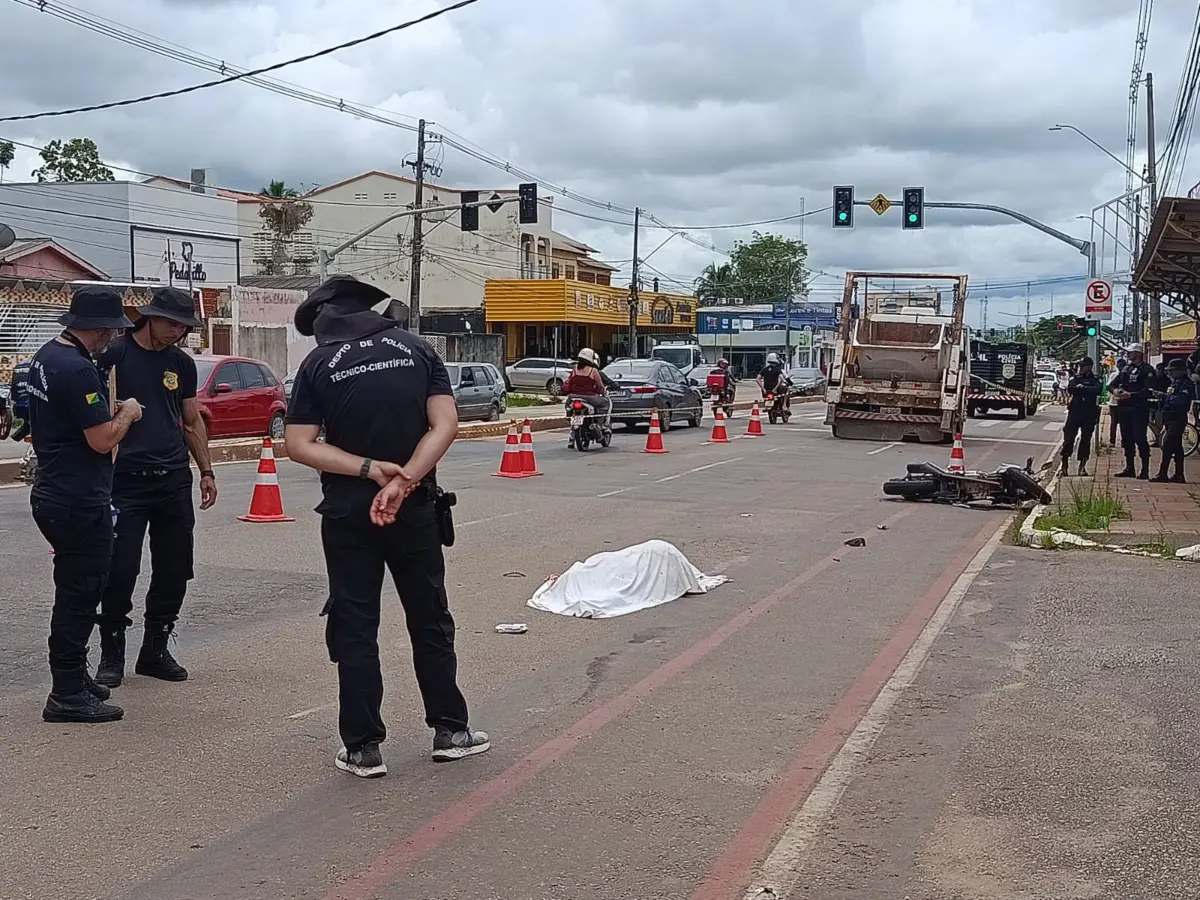 Motociclista morre ao desviar de bicicleta e colidir com caminhão de entulhos na Avenida Ceará