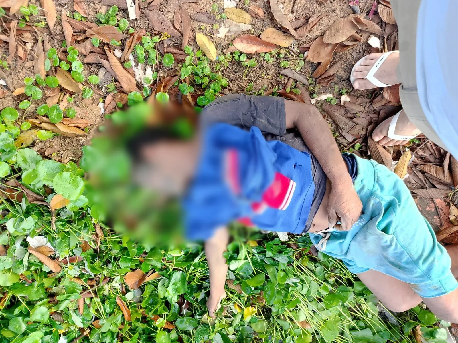 Homem é encontrado morto perto de poça de lama em Cruzeiro do Sul; polícia investiga caso