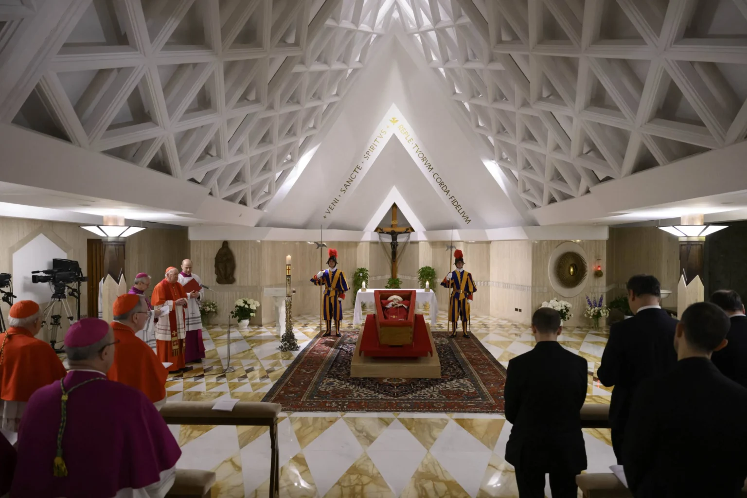 Corpo de papa Francisco começa a ser velado no Vaticano; veja imagens