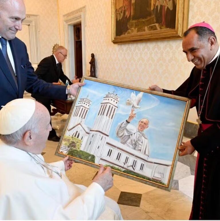 ‘Chorei de emoção’, relembra artista rondoniense que pintou obra entregue ao Papa Francisco