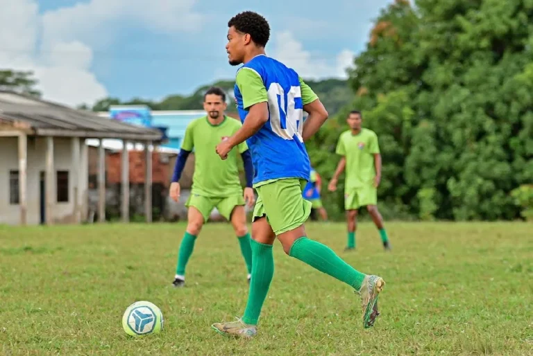 Ulisses Torres comanda treino e define titulares para a estreia em Manaus