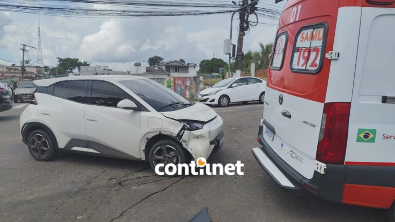 Colisão entre ambulância e carro causa danos materiais e congestionamento em Rio Branco