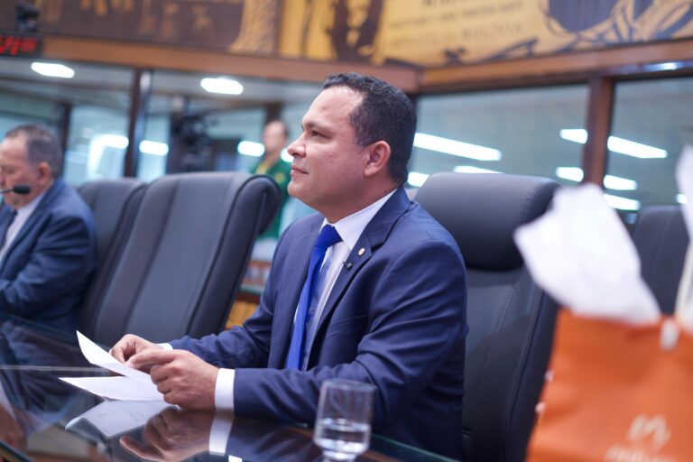 Deputado Tadeu Hassem se sensibiliza com ex-servidores do ISE e cobra solução no plenário da Aleac