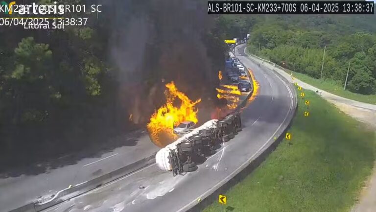 Rodovia é liberada após caminhão tombar, explodir e incendiar veículos
