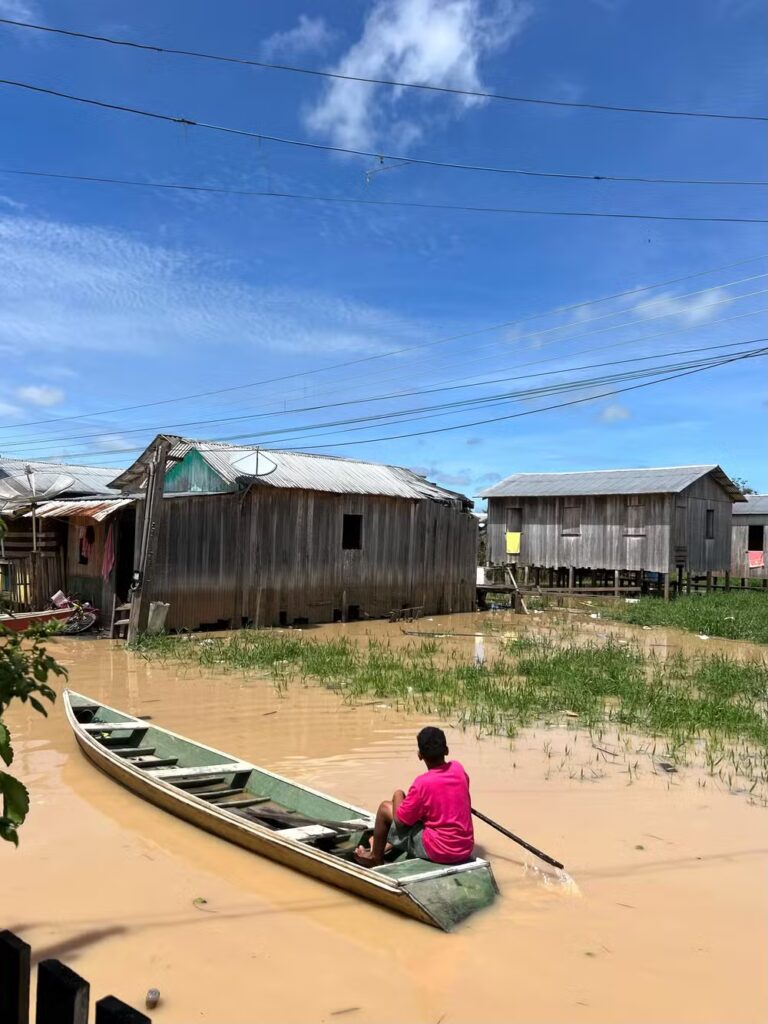 Enchente atinge mais de 1,2 mil famílias em Tarauacá e nível do rio continua subindo