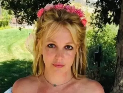 Britney Spears causa comoção ao beber e acender cigarro durante voo particular