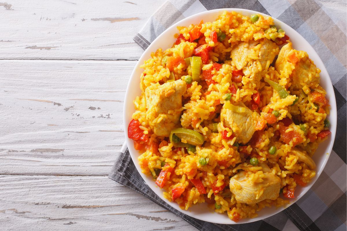 arroz-de-frango-na-panela-de-pressao-tem-sabor-de-comida-de-vo;-veja