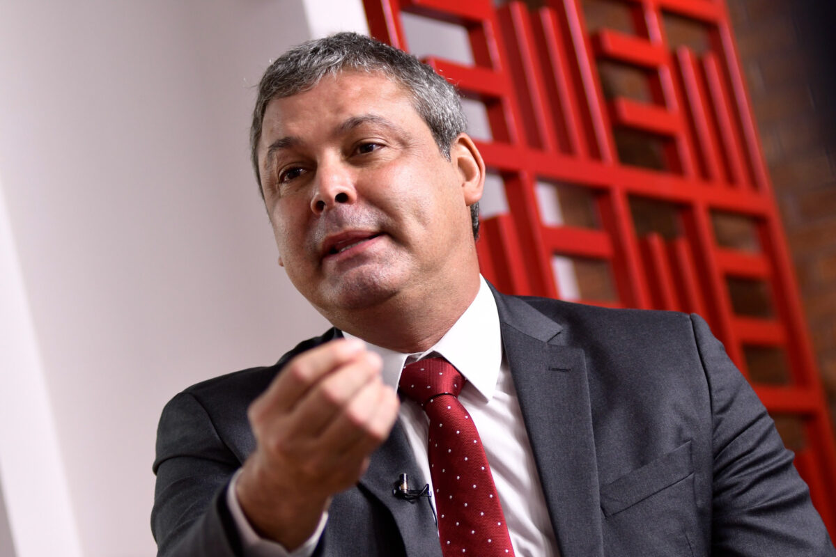 lider-do-pt-entregara-dossie-sobre-eduardo-bolsonaro-a-policia-federal