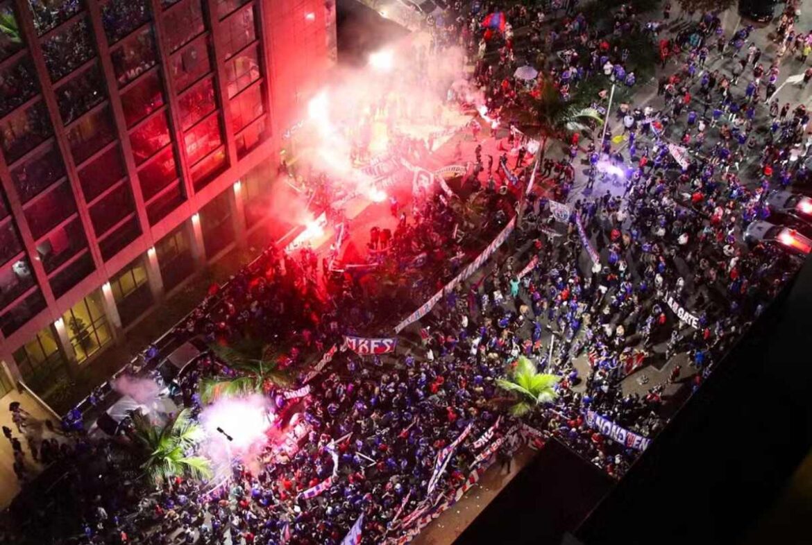 veja-foguetorio-dos-torcedores-da-la-u-antes-de-duelo-com-o-botafogo