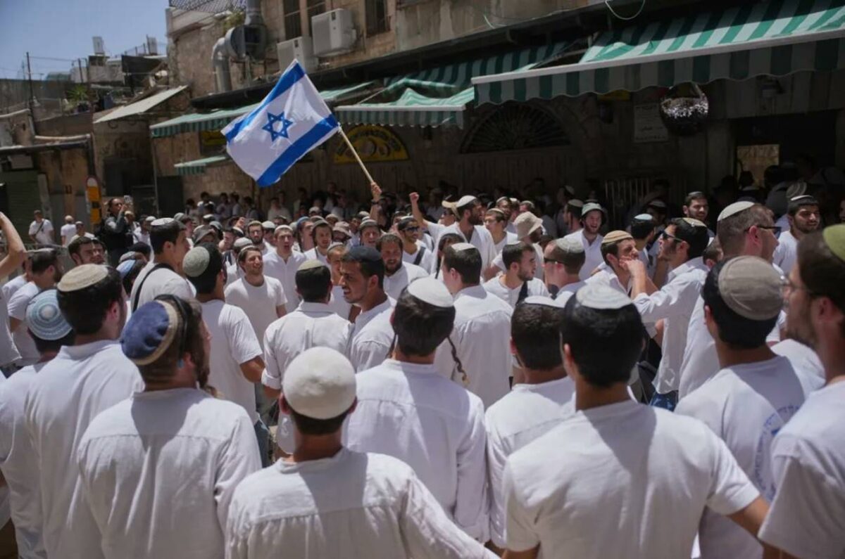 “morte-aos-arabes”:-marcha-de-extremistas-causa-violencia-em-jerusalem