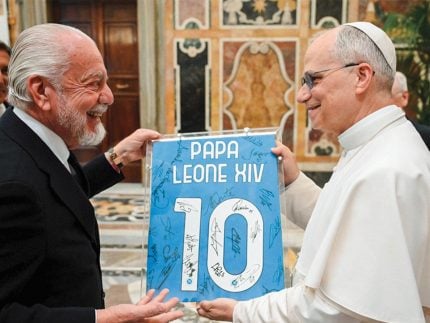 campeao-italiano,-napoli-entrega-camisa-10-ao-papa-leao-xiv-em-visita-ao-vaticano