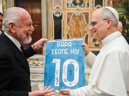 Campeão italiano, Napoli entrega camisa 10 ao Papa Leão XIV em visita ao Vaticano