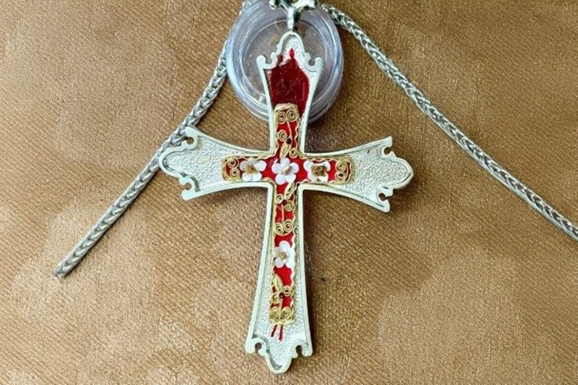papa-recebe-cruz-peitoral-com-fragmentos-de-ossos-de-santo-agostinho