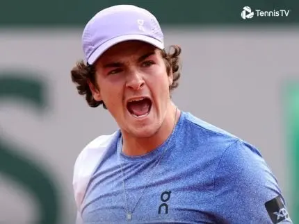 João Fonseca atropela número 28 do mundo na estreia em Roland Garros