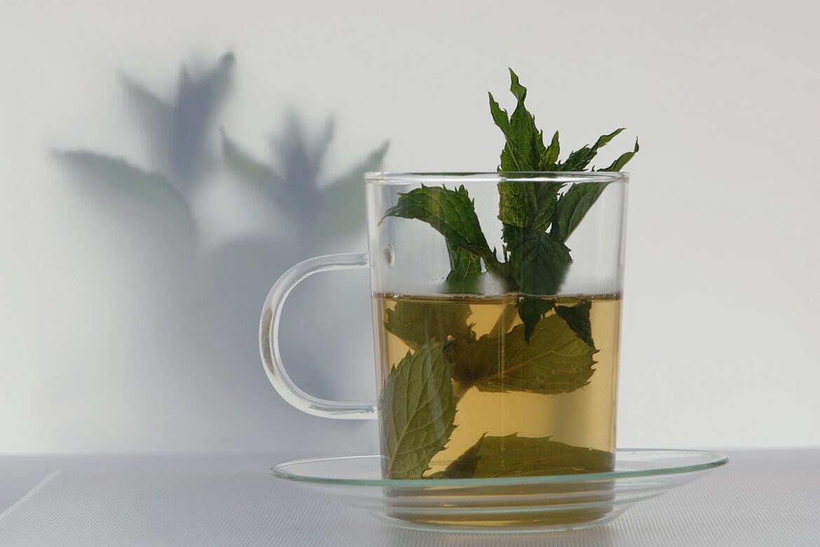 cha-anti-inflamatorio-feito-com-erva-comum-alivia-sintomas-da-gripe